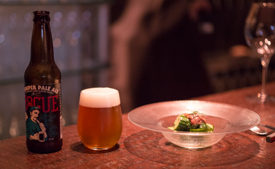 Pale-Ale-Glass-on-bar-with-bottle